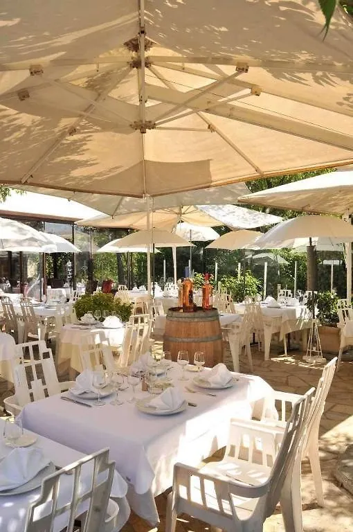 Les Pins Restaurant Et Chambre D'Hotes Sillans-la Cascade